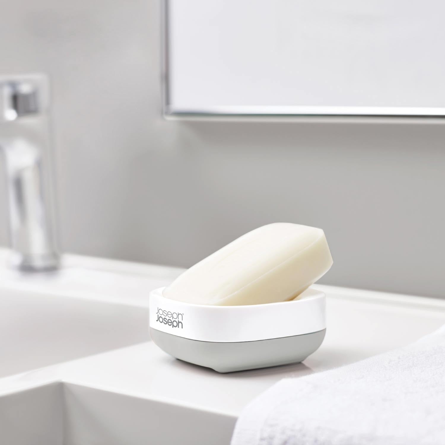 joseph-joseph-bathroom-slim-kompakte-seifenschale-mit-abgewinkelter-abflussbasis image 3