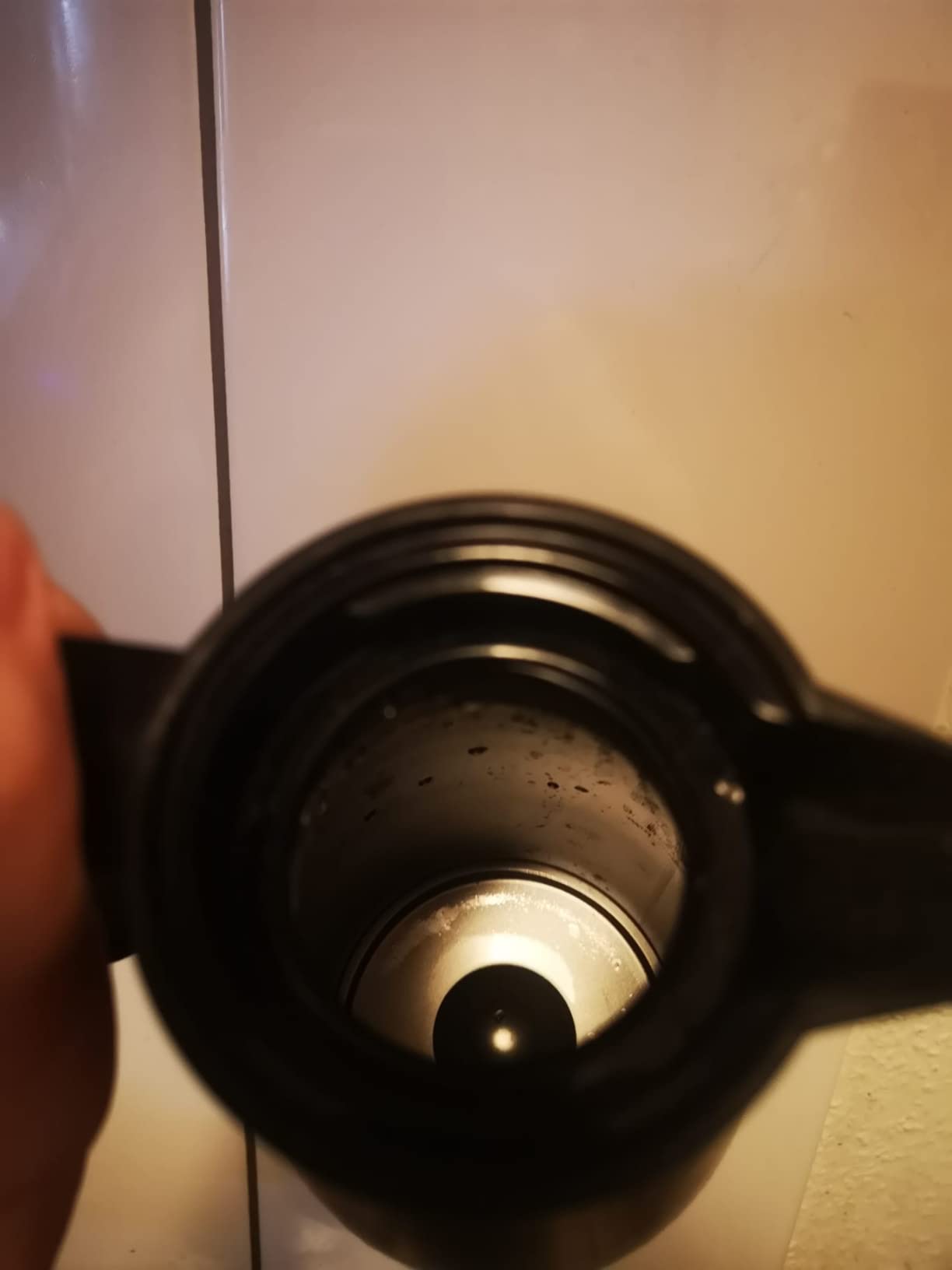 Solide, aber der Deckel wackelt leicht