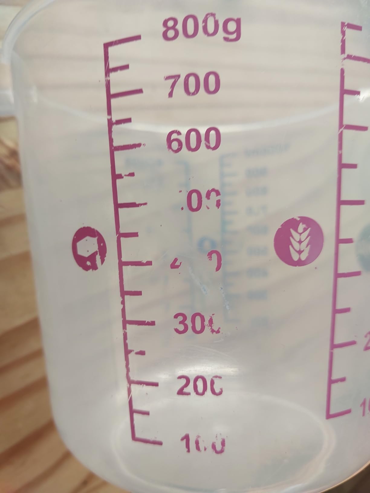 Endlich Mehl und Milch in einem Becher