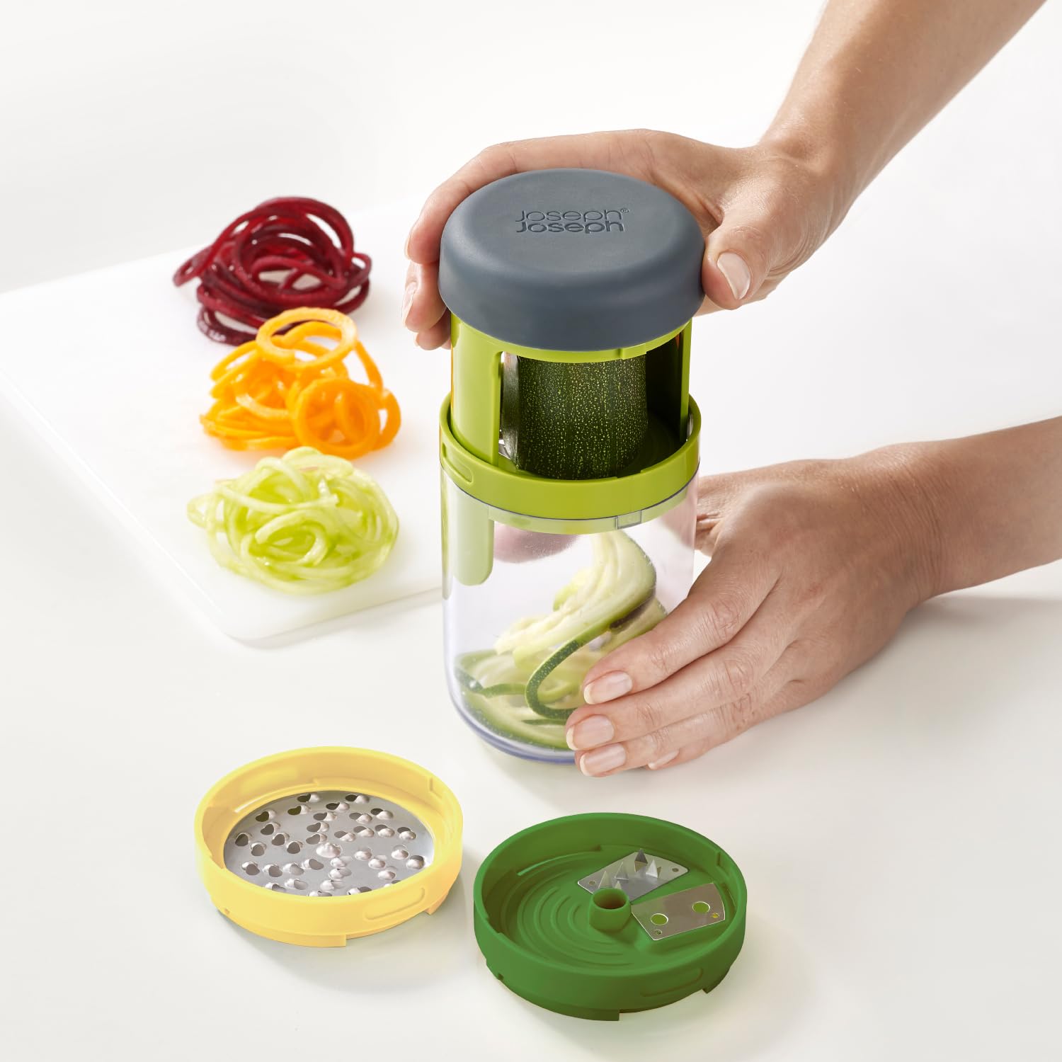 joseph-joseph-spiro-handheld-spiralizer-gem-seschneider-mit-2-klingen-grob-fein- image 3