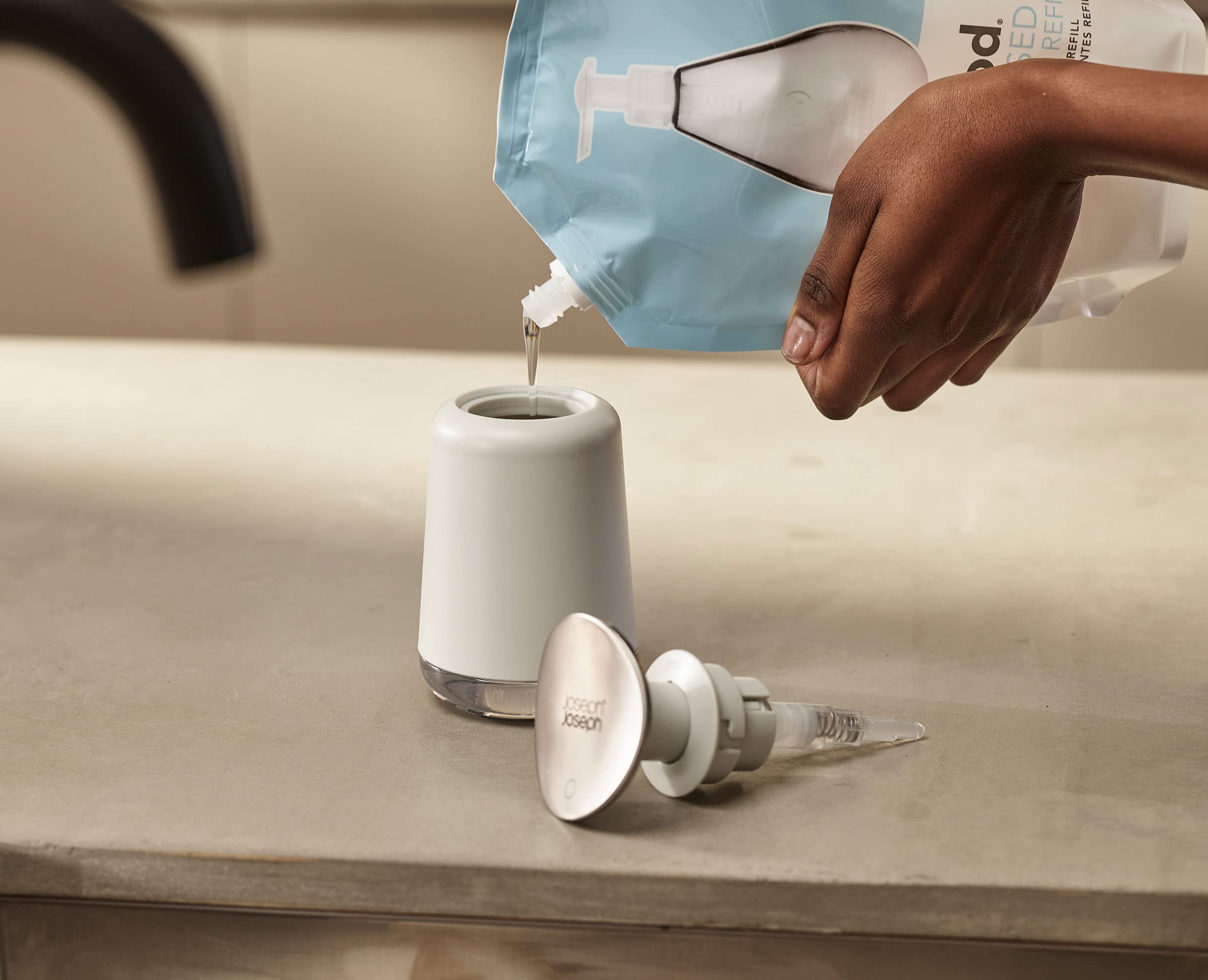 joseph-joseph-presto-hygienischer-seifenspender-mit-handgelenk-pumpaufsatz-light image 4