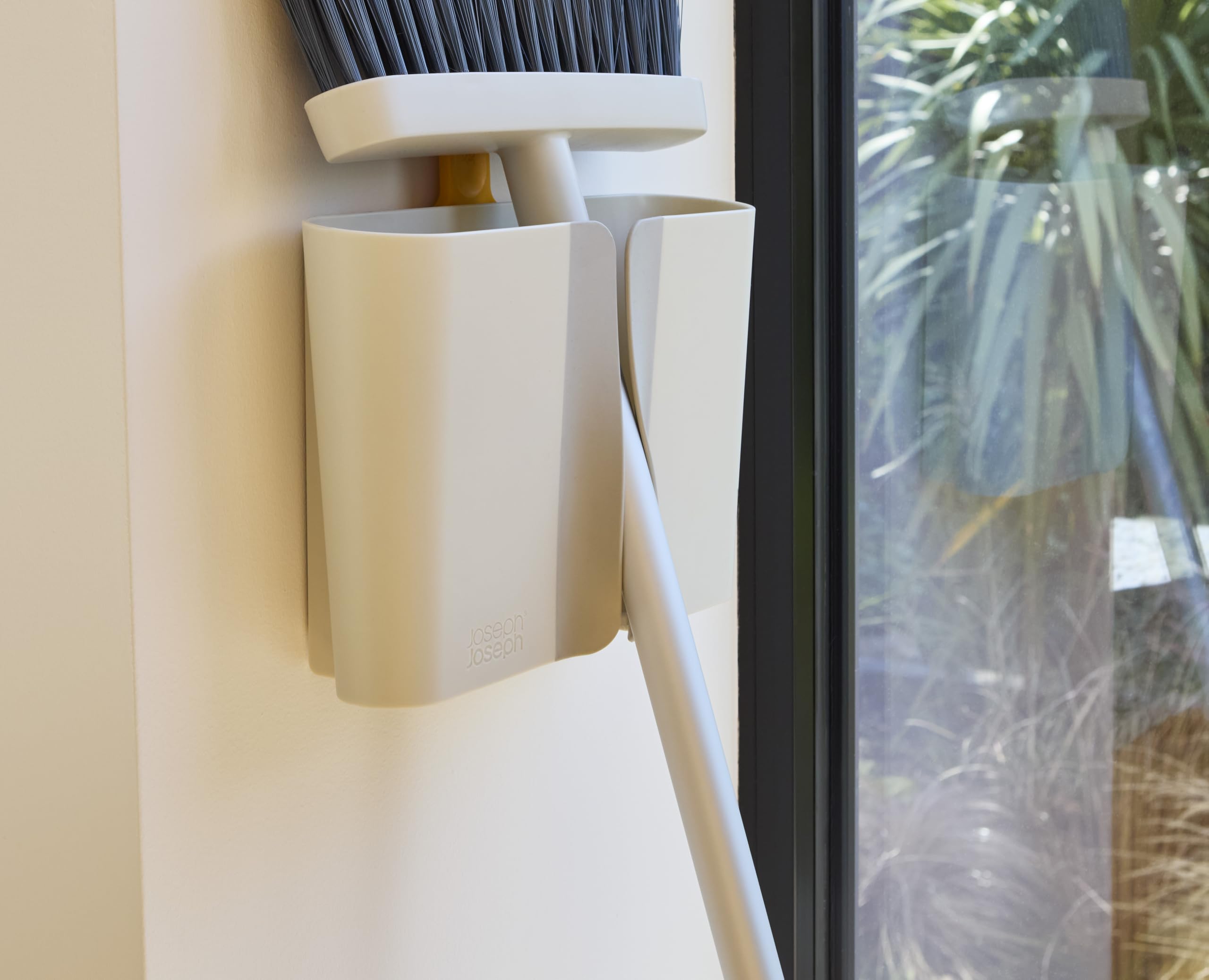 joseph-joseph-cleantech-wandmontierter-besen-mit-teleskop-aluminiumstiel-weicher image 8