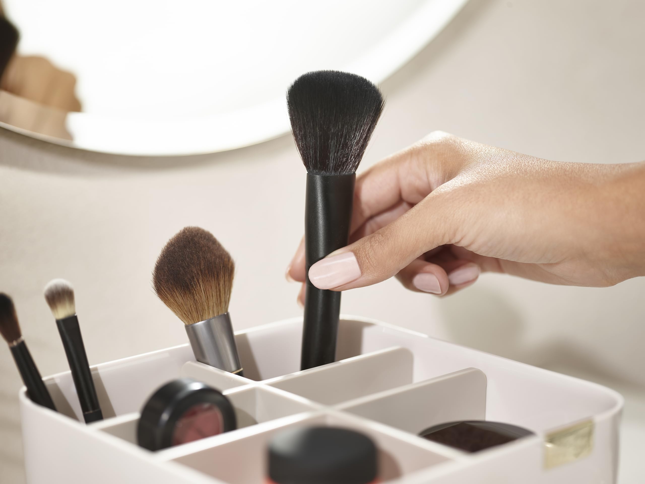 joseph-joseph-make-me-up-kompakter-spiegel-und-kosmetik-organizer-set-shell image 4