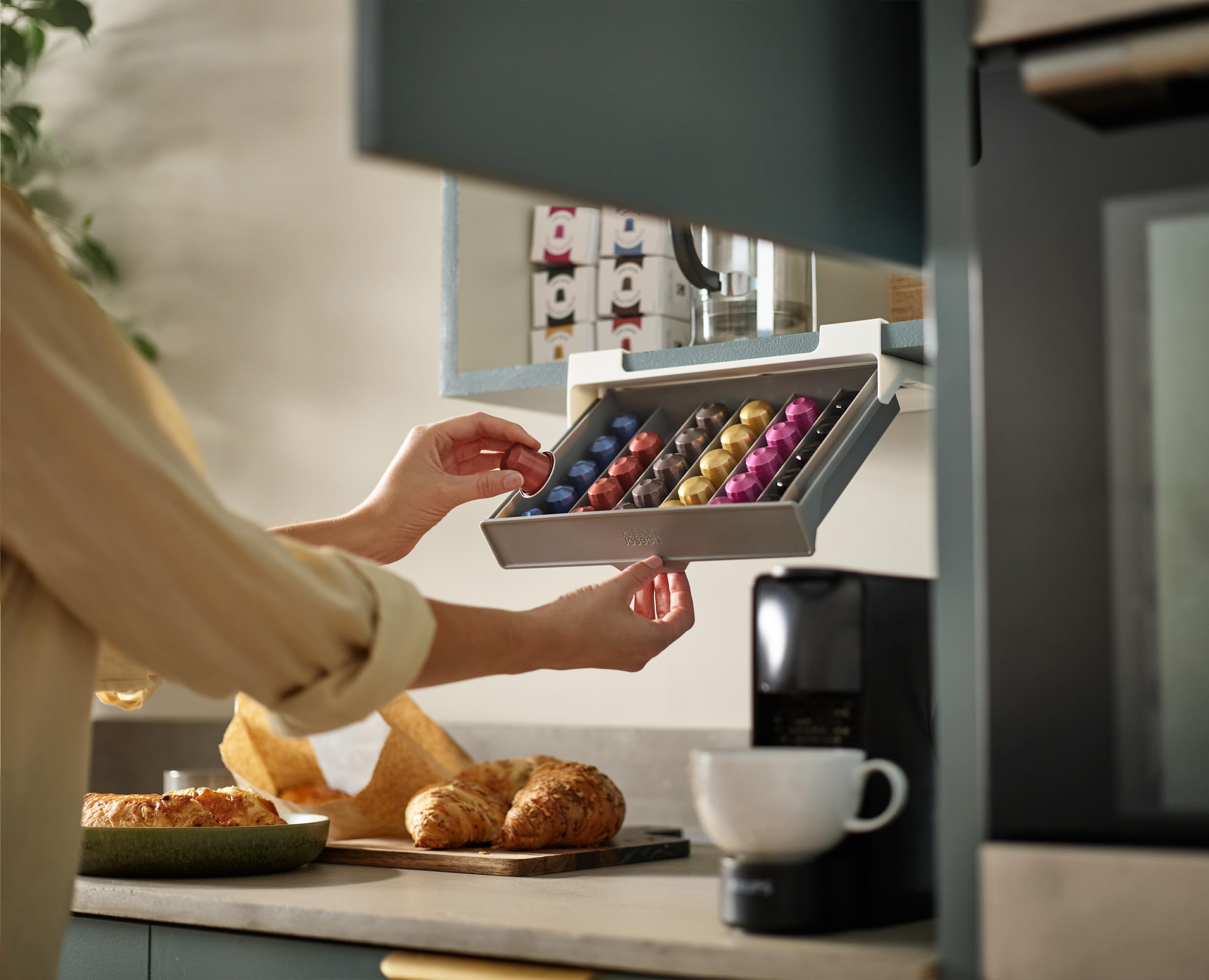 joseph-joseph-cupboardstore-kaffeekapsel-schublade-f-r-unter-das-regal-platz-spa image 2