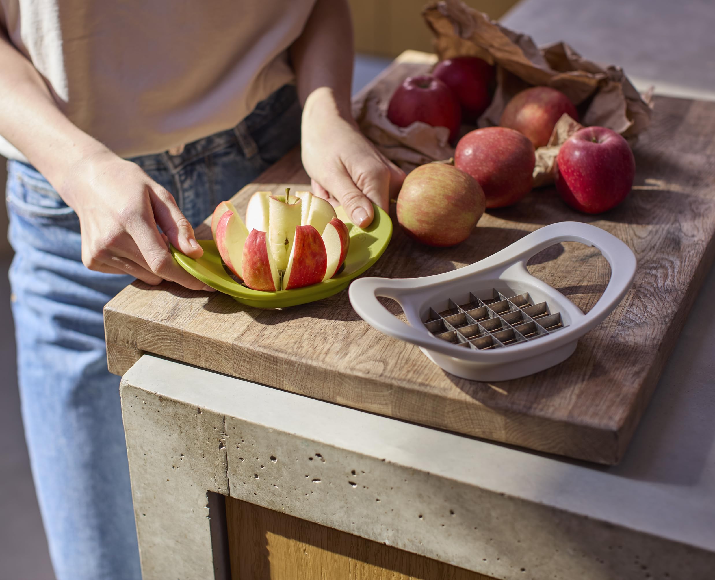 joseph-joseph-nest-press-2-in-1-apfelausstecher-pommes-schneider-edelstahlklinge image 6