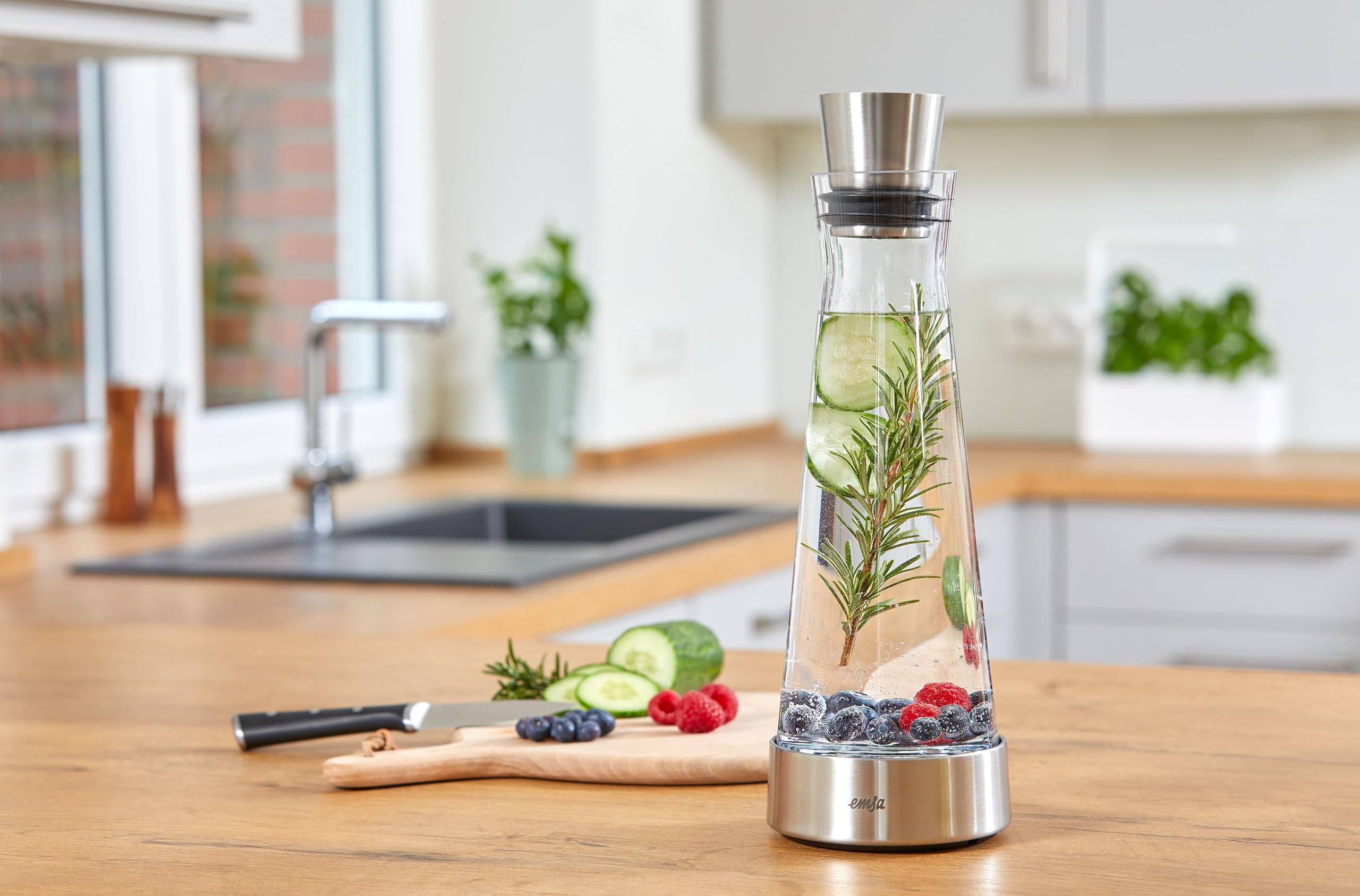emsa-flow-slim-glaskaraffe-1-liter-mit-k-hlelement-mundgeblasenes-glas-geb-rstet image 3
