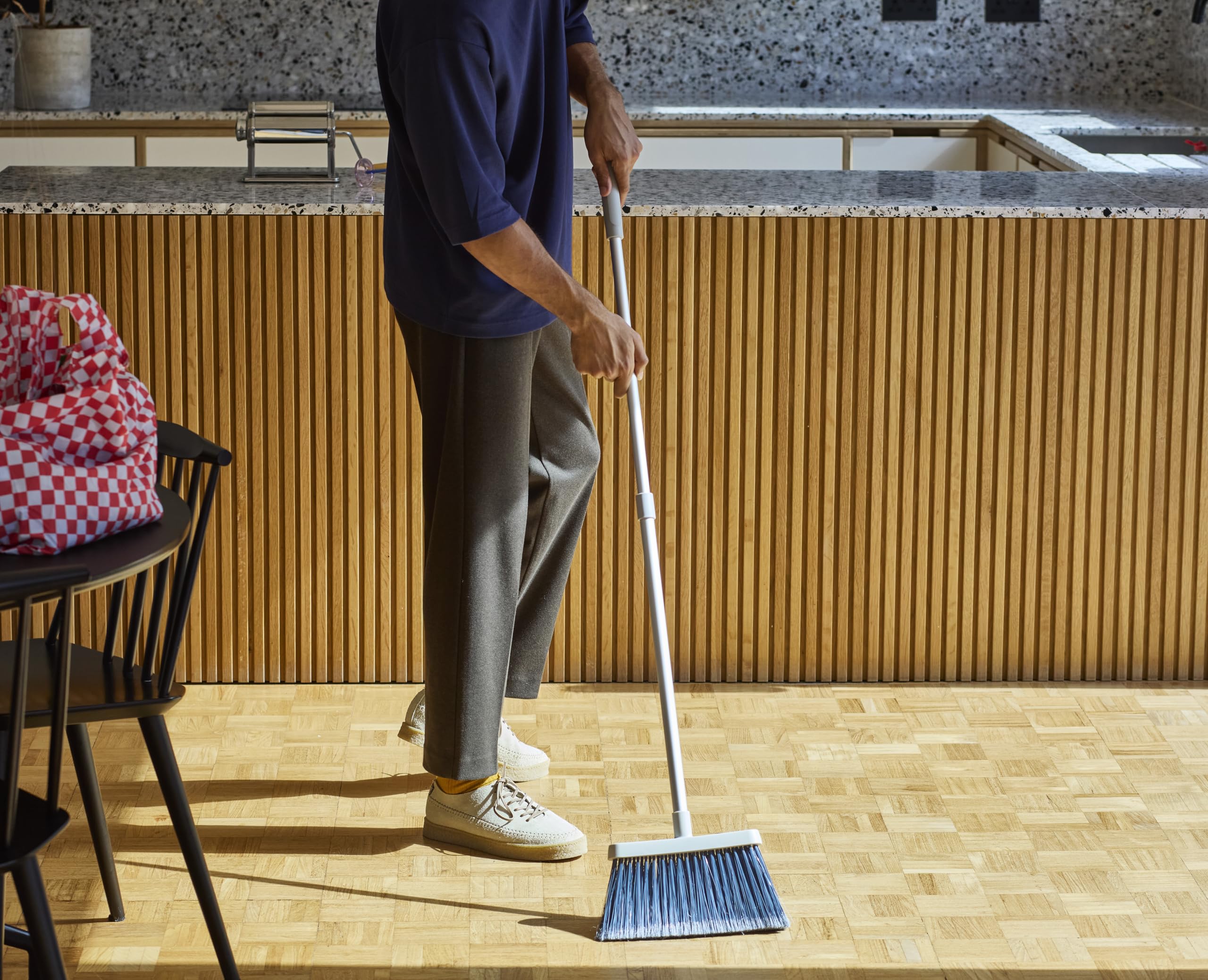joseph-joseph-cleantech-wandmontierter-besen-mit-teleskop-aluminiumstiel-weicher image 3